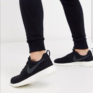 Nike Roshes in black
